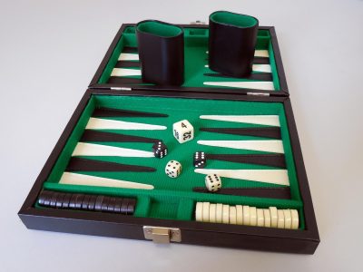 双人小游戏在线玩编辑在双屏工作台前测试同屏玩法按键分配的画面，画面偏冷色调，键盘与手柄并排放置