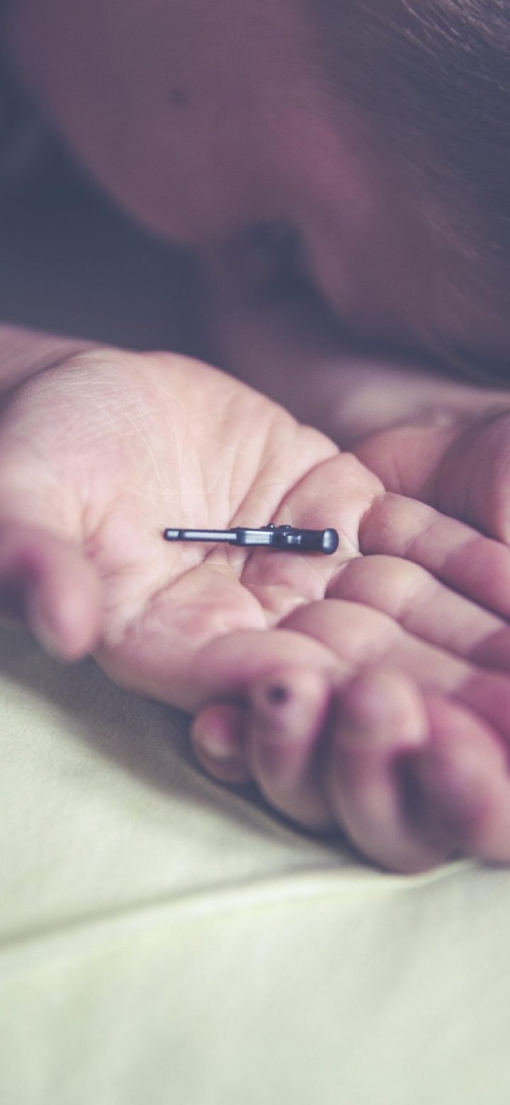 双人小游戏在线玩 App 的联机房间码界面，屏幕中央是一串六位数字房间码和复制按钮，下方提示等待对方加入，背景为深紫色渐变